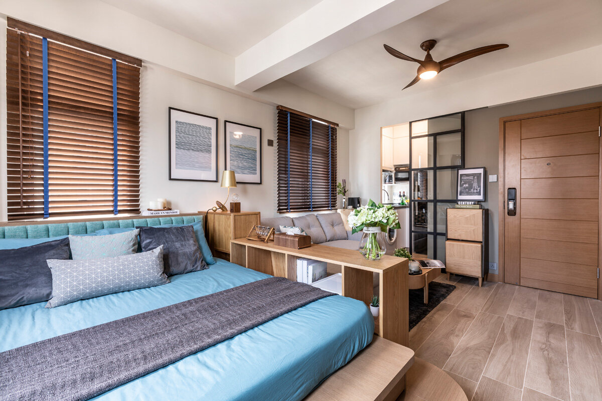 The open bookshelves bordering the bed double as a room divider